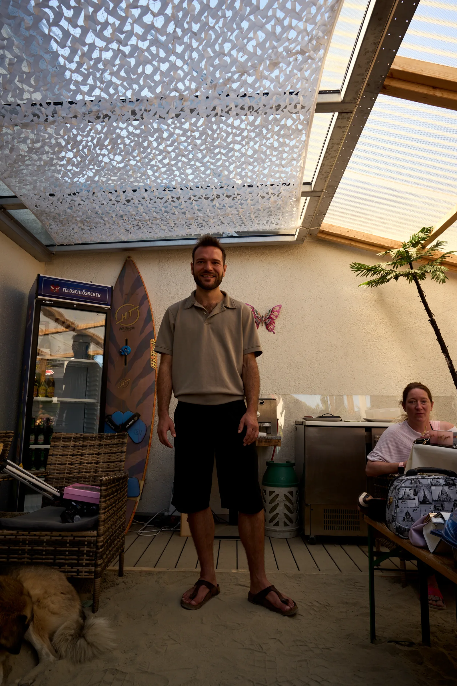 Blick in den Wintergarten mit Stoffdach, in der Mitte steht Till Jakob, der Fotograf.