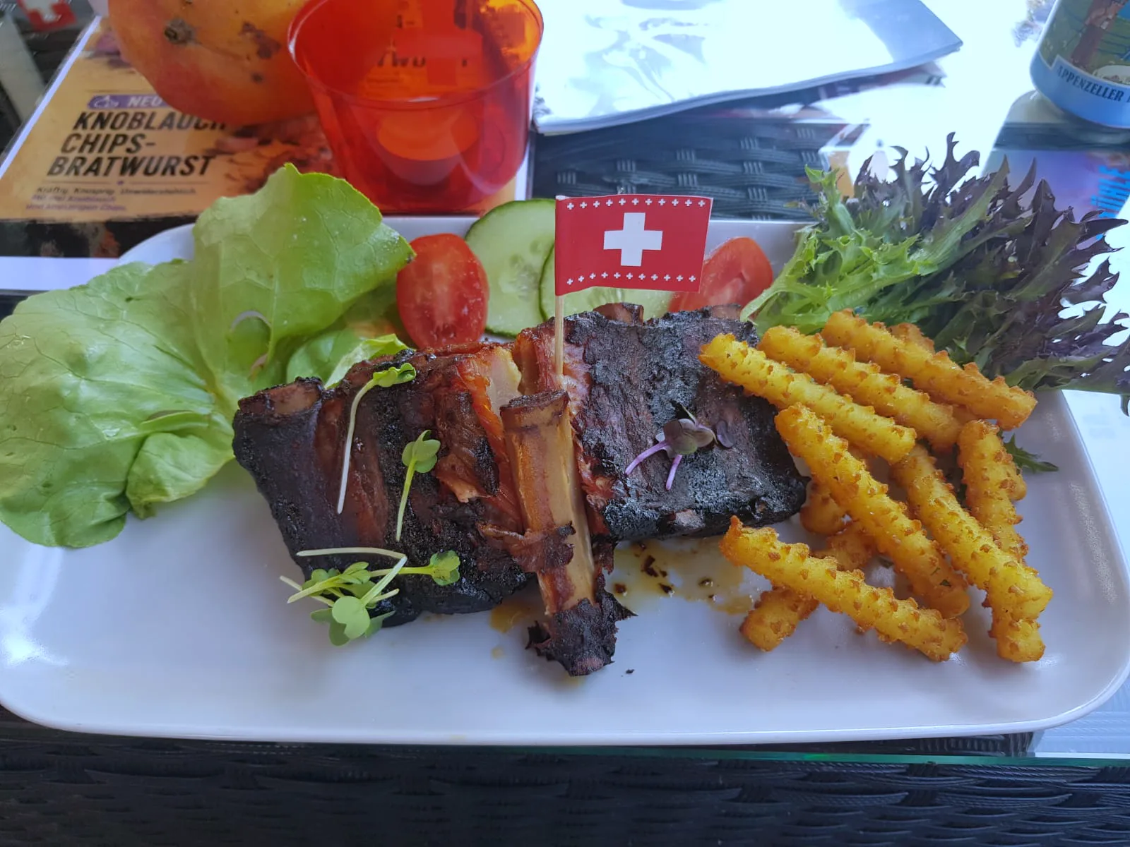 Glasierte Spareribs mit einer Portion Crispy Fries auf einem Teller.